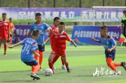 足球比赛现场发生激动人心一幕