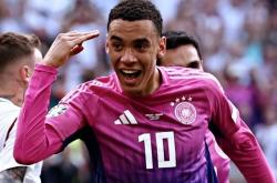 荷尔斯登斩获胜利，成功争夺欧洲杯正赛的简单介绍