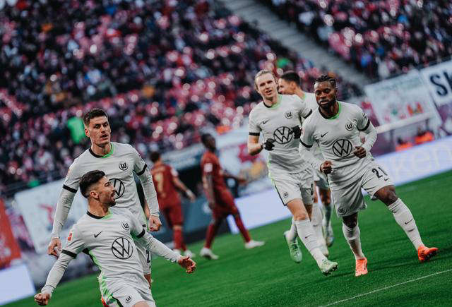 包含沃尔夫斯堡球员火力全开，轻松战胜对手的词条