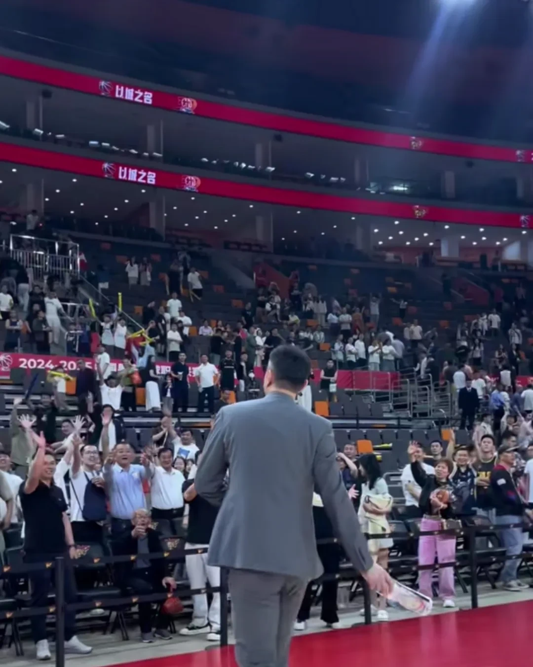 超高水平的比赛现场让球迷拍案叫绝！