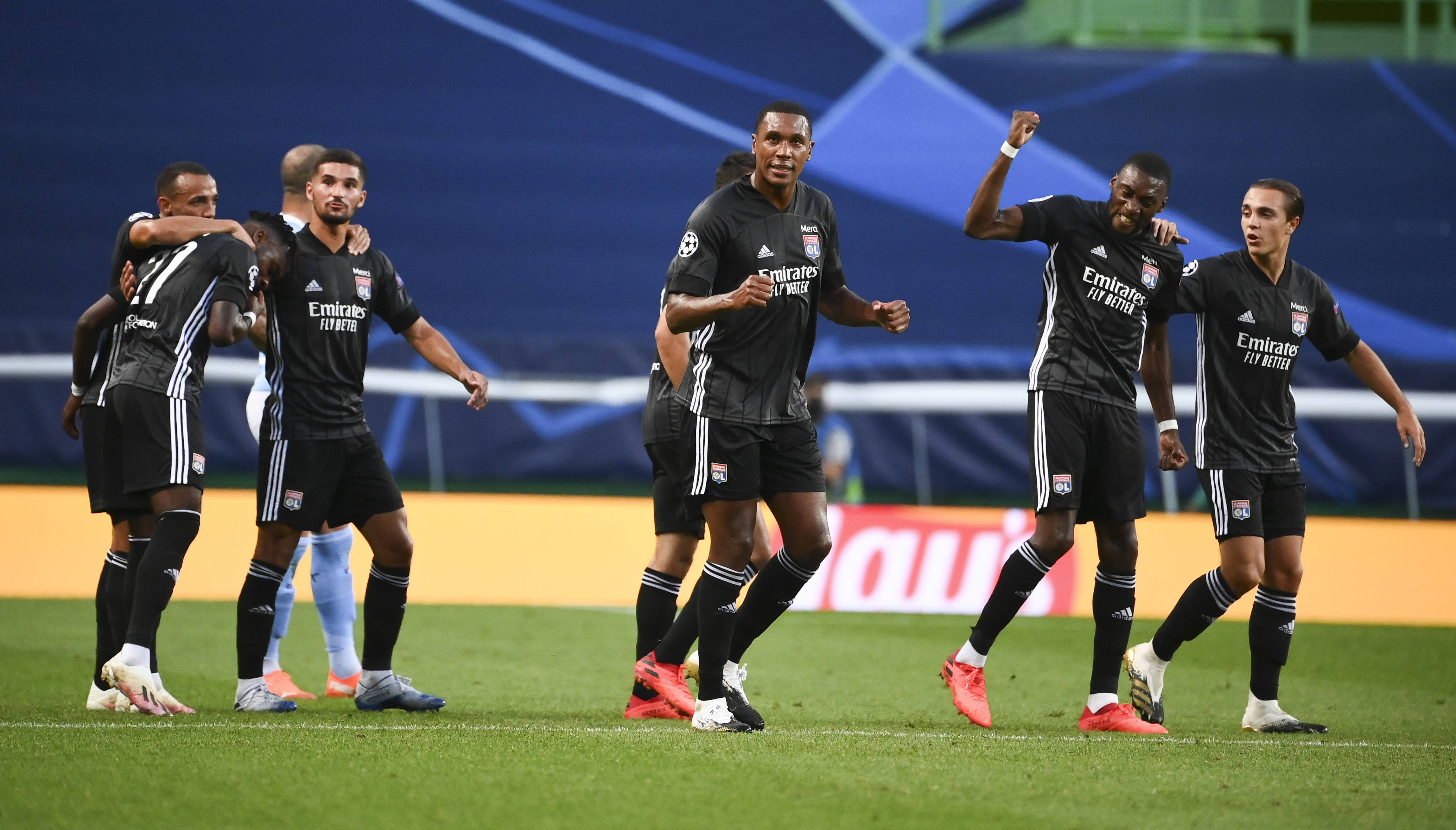 里昂球队险胜，保持不败纪录