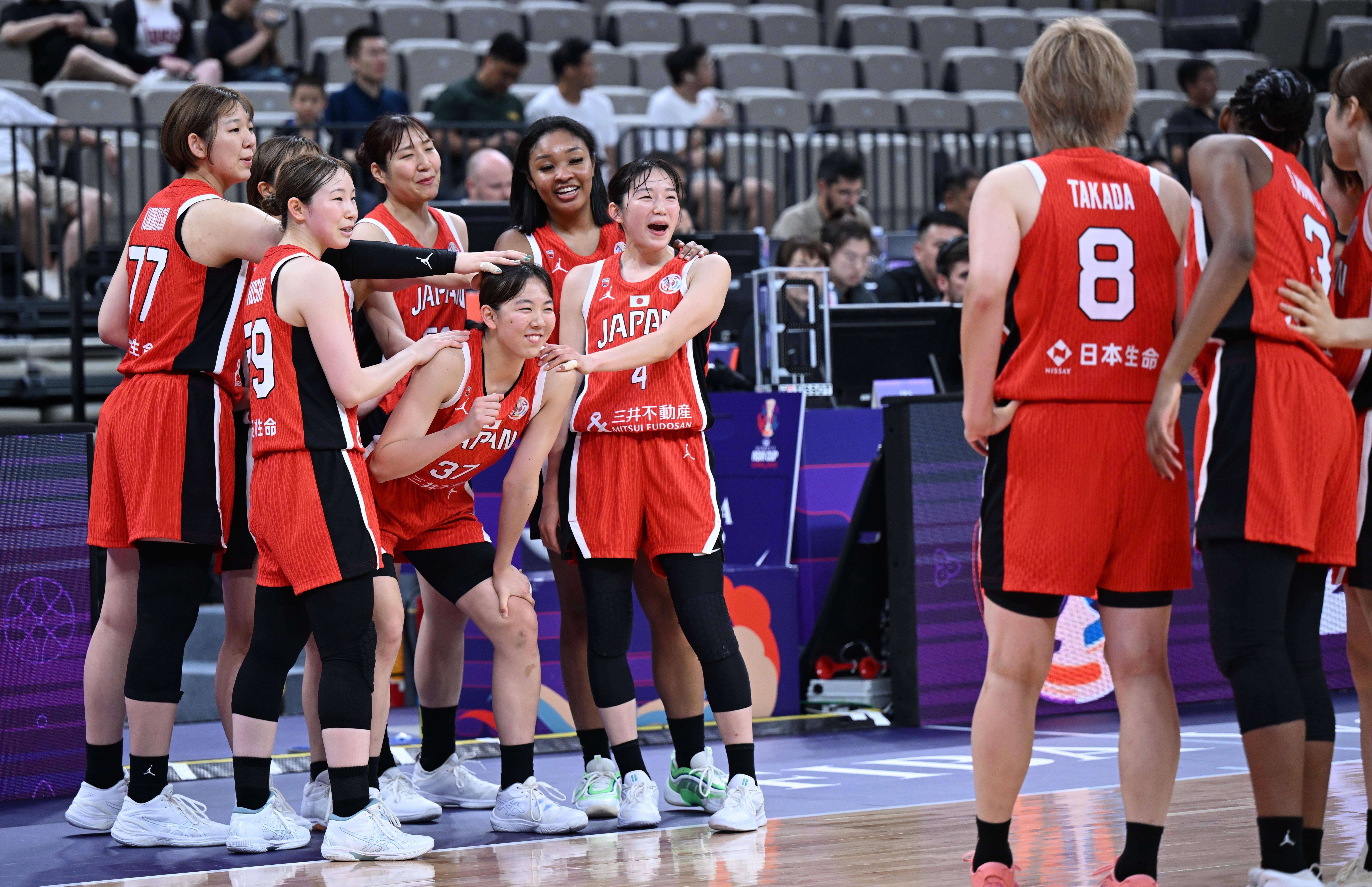 亚洲杯赛：日本队逆转韩国队，晋级四强引发热议