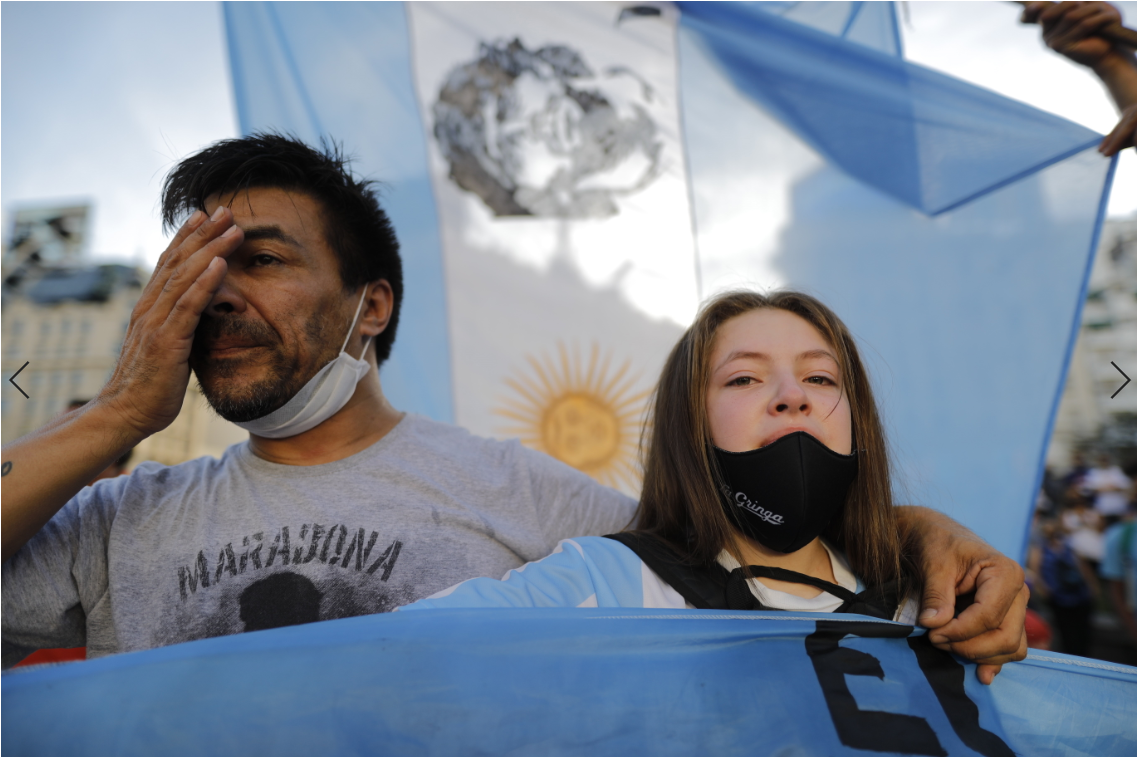 包含AC米兰球迷现场抗议，要求更换主教练的词条