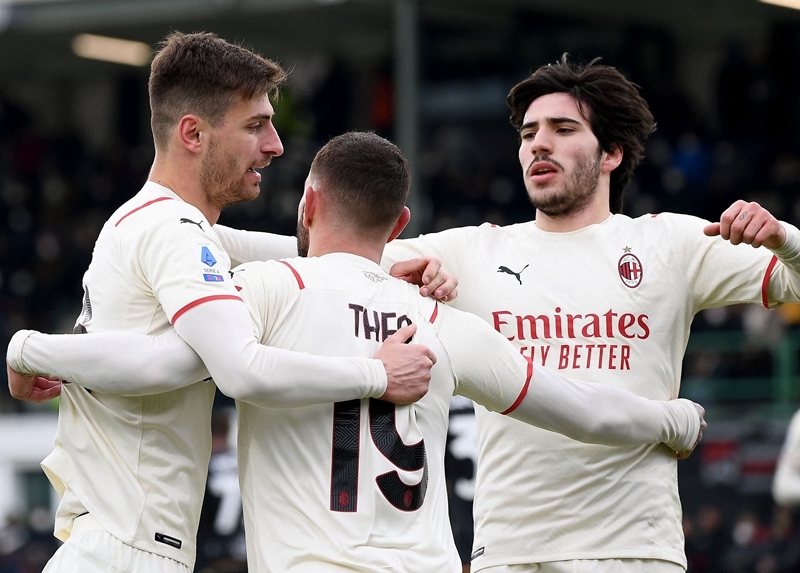 包含AC米兰球迷现场抗议，要求更换主教练的词条