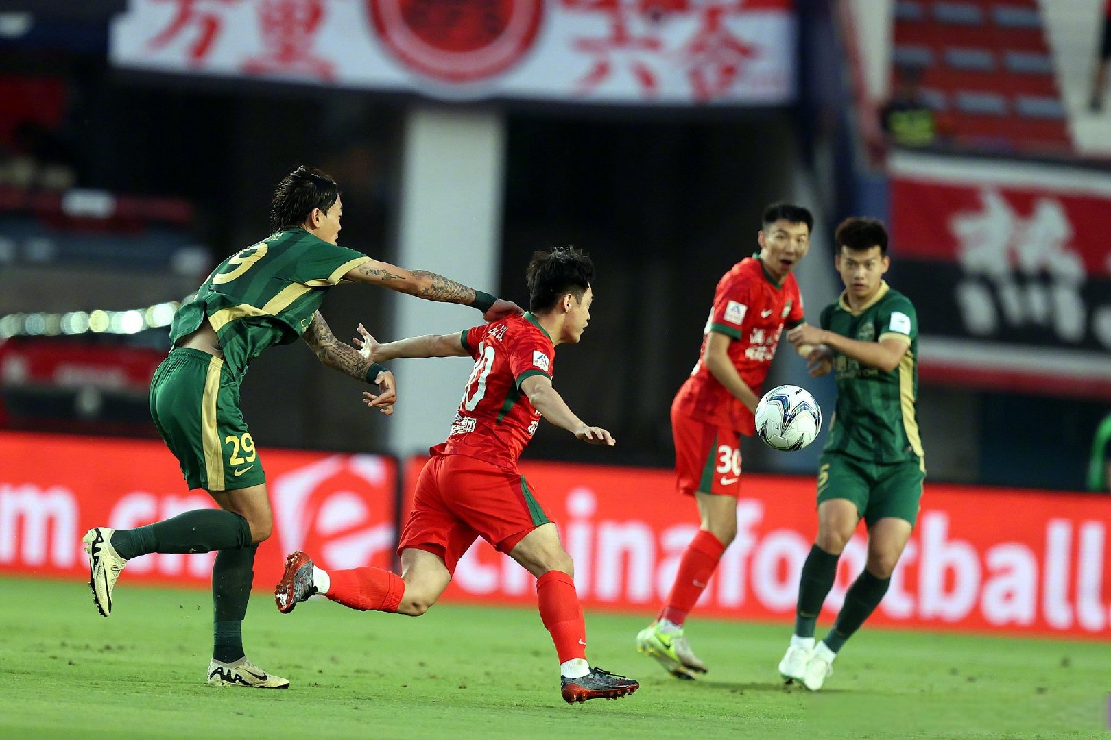 竞技足球联赛再掀热潮，强队激战展望